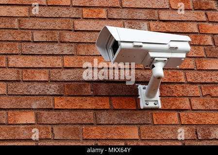 Vue latérale d'une caméra de surveillance sur mur de brique. Banque D'Images