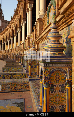 Les alcôves provincial sur la Plaza de España (Espagne) à Séville, Espagne Banque D'Images