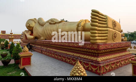 Bouddha couché au Pha That Luang. Le Pha That Luang est le monument national le plus important au Laos Banque D'Images