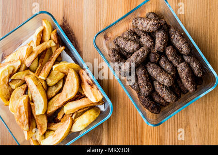 Boulettes de Tukish Kuru Kofte avec les quartiers de pommes de terre faite maison. cuisine maison concept. Banque D'Images