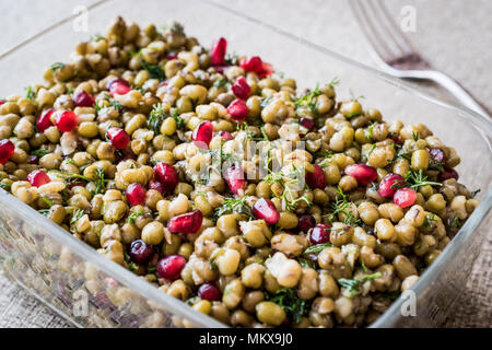 Salade de haricots mungo de grenade. Les aliments biologiques concept. Banque D'Images