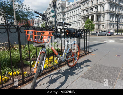 Dockless MoBike garé downtown DC ; Eisenhower Executive Office Building dans b.g. MoBike dockless est l'une des nombreuses actions de vélo à Washington, DC. Banque D'Images