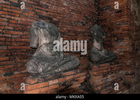 Deux statues de Bouddha à l'intérieur de Wat Chaiwatthanaram, Thaïlande Banque D'Images