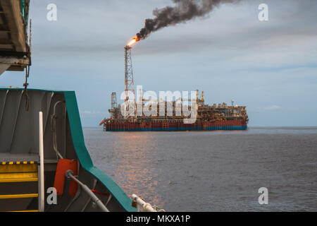 Navire-citerne FPSO Forage près de la plate-forme. L'industrie du pétrole et du gaz extracôtiers Banque D'Images