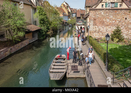 Marcher le long d'une promenade touristique à côté d'un canal à Colmar France. Banque D'Images