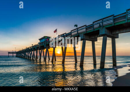 Coucher de soleil sur la jetée de Venise sur le golfe du Mexique en Floride Venise Banque D'Images