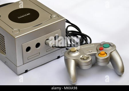 Console Nintendo Gamecube (GCN), version platinum Banque D'Images