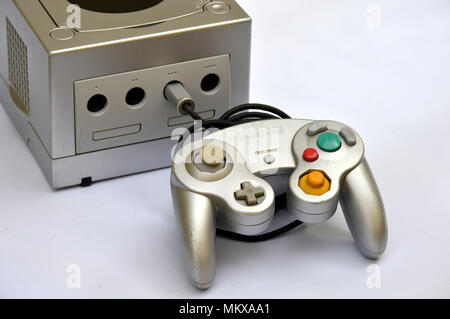 Console Nintendo Gamecube (GCN), version platinum Banque D'Images