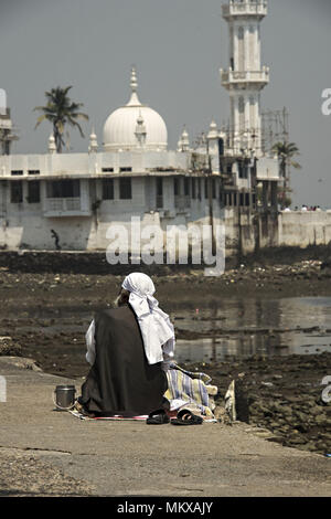 Mendiant à l'Haji Ali Dargah mosquée soufi de Mumbai Inde Banque D'Images