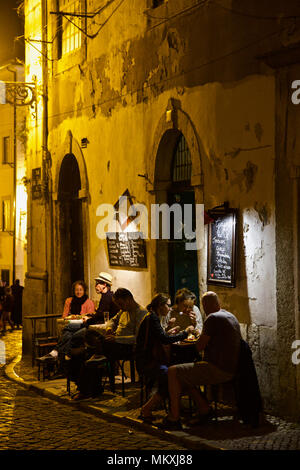 Le Portugal, Lisbonne ; l'Alfama. Au cours de repas en plein air dans la soirée Banque D'Images