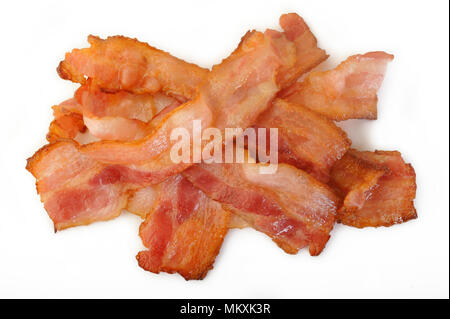 Tranches de bacon cuit sur fond blanc Banque D'Images