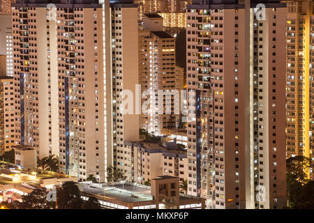 Une scène nocturne de plusieurs étages s'est illuminée. Singapour. Banque D'Images