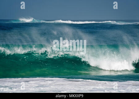 Vagues géantes construire près de Haena Beach le long de la rive nord sur l'île de Kauai. Banque D'Images