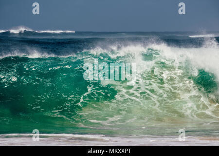 Vagues géantes construire près de Haena Beach le long de la rive nord sur l'île de Kauai. Banque D'Images