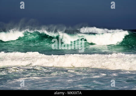 Vagues géantes construire près de Haena Beach le long de la rive nord sur l'île de Kauai. Banque D'Images