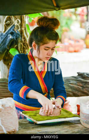 Lopburi, Thaïlande - Juillet 21, 2013 : la poterie artisane des poupées et des sculptures d'animaux à partir de l'argile dans l'atelier à Lopburi, Thaïlande Banque D'Images