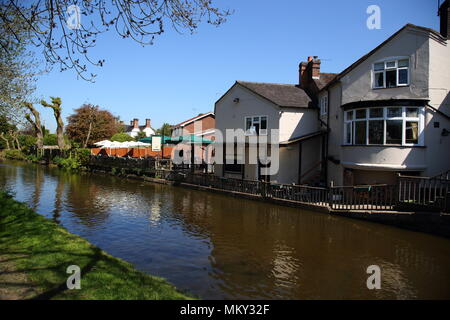 Le bateau Inn pub bar et restaurant sur le canal de Shropshire Union, Gnosall dans Staffordshire. United Kingdom. 8 mai 2018 Banque D'Images