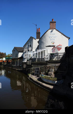 Le bateau Inn pub bar et restaurant sur le canal de Shropshire Union, Gnosall dans Staffordshire. United Kingdom. 8 mai 2018 Banque D'Images