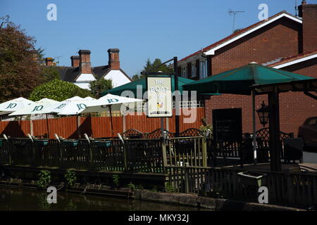 Le bateau Inn pub bar et restaurant sur le canal de Shropshire Union, Gnosall dans Staffordshire. United Kingdom. 8 mai 2018 Banque D'Images