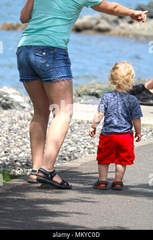 Mère du doigt quelque chose de sa jeune petit garçon à regarder. La mère et le fils sont en marche Parc Boulevard à Fairhaven, Bellingham, Washington, Banque D'Images