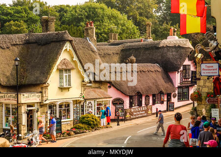 Ville balnéaire de Ventnor, île de Wight, Royaume-Uni ; 27 août 2016 ; vue sur la rue principale du centre-ville ; les gens qui marchent dans la rue ; Banque D'Images