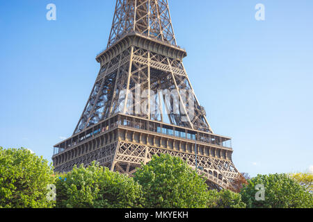 Gros plan d'une partie de la tour Eiffel contre un ciel bleu , Paris , France Banque D'Images