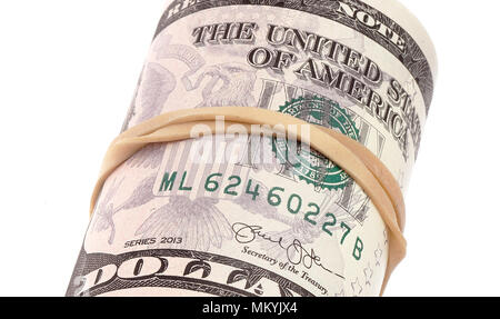 Close up pf élastique bobine emballée avec des billets de cinq dollars sur fond blanc. Banque D'Images
