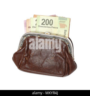 Sac à main marron avec pesos mexicains isolé sur fond blanc. Banque D'Images