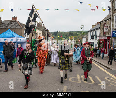 Helston, Cornwall, UK. 8 mai, 2018. Grande piscine en vedette danser dans les rues dans toute la ville l'Dance a lieu à Helston, Cornwall, UK. C'est l'une des plus anciennes coutumes britanniques encore pratiqué aujourd'hui. Crédit : Kathleen White/Alamy Live News Banque D'Images