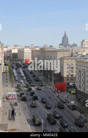 Moscou, Russie. 9 mai, 2018. L'équipement militaire sur la rue Tverskaya, en préparation de la fête de la Victoire défilé militaire marquant le 73ème anniversaire de la victoire sur l'Allemagne nazie dans la Grande Guerre Patriotique 1941-1945, le Front de l'Est de la Seconde Guerre mondiale. Credit : Victor/Vytolskiy Alamy Live News Banque D'Images