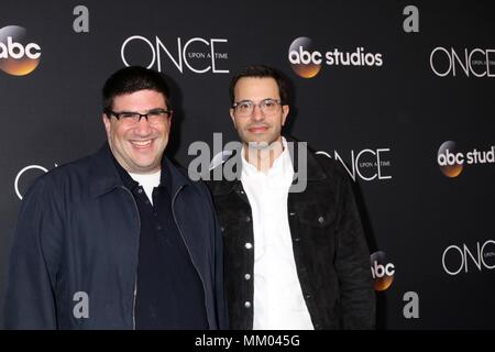 West Hollywood, CA. 8 mai, 2018. Adam Horowitz, Edward Kitsis aux arrivées pour IL ÉTAIT UNE FOIS LA SÉRIE Finale, London, West Hollywood, CA, le 8 mai 2018. Credit : Priscilla Grant/Everett Collection/Alamy Live News Banque D'Images