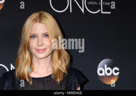 West Hollywood, CA. 8 mai, 2018. Emma stand lors de l'arrivée IL ÉTAIT UNE FOIS LA SÉRIE Finale, London, West Hollywood, CA, le 8 mai 2018. Credit : Priscilla Grant/Everett Collection/Alamy Live News Banque D'Images