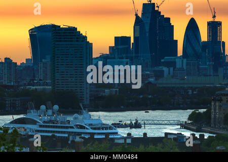 Greenwich, Londres, Royaume-Uni. 8 mai, 2018. Le ciel devient orange en regardant vers la ville de Londres à partir de Greenwich au coucher du soleil avec un petit bateau de croisière Le Boreal, représenté à l'avant-plan. Rob Powell/Alamy Live News Banque D'Images