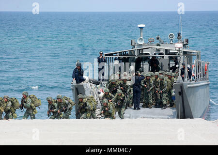 , Zambales aux Philippines. 9 mai, 2018. Soldats philippins participent au débarquement amphibie de la formation dans le cadre de l'exercices Balikatan 2018 entre les Philippines et les États-Unis dans la province de Zambales, aux Philippines, le 9 mai 2018. Credit : Rouelle Umali/Xinhua/Alamy Live News Banque D'Images