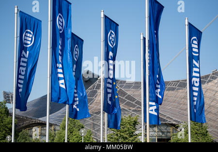 09 mai 2018, l'Allemagne, Munich : drapeaux de la compagnie d'assurance Allianz SE dans le vent avant le début de l'assemblée générale annuelle de la société en face de la Halle olympique. Photo : Sven Hoppe/dpa Banque D'Images