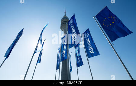 09 mai 2018, l'Allemagne, Munich : drapeaux de la compagnie d'assurance Allianz SE dans le vent au début de l'assemblée générale annuelle de la société en face de la Halle olympique. Photo : Sven Hoppe/dpa Banque D'Images