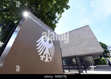 09 mai 2018, l'Allemagne, Karlsruhe : un signe avec l'aigle allemand et le lettrage de la Cour suprême fédérale. La Cour suprême fédérale est en train de négocier si la plate-forme de musique Youtube est responsable de la violation des droits d'auteur de leurs utilisateurs. Un producteur de musique a été de poursuivre la filiale de Google pour dix ans. Photo : Uli Deck/dpa Banque D'Images