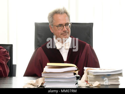 09 mai 2018, l'Allemagne, Karlsruhe : le président de la première chambre civile de la Cour fédérale de justice (BGH), Thomas Koch, ouvre le procès. La Cour suprême fédérale est en train de négocier si la plate-forme de musique Youtube est responsable de la violation des droits d'auteur de leurs utilisateurs. Un producteur de musique a été de poursuivre la filiale de Google pour dix ans. Photo : Uli Deck/dpa Banque D'Images