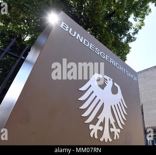 09 mai 2018, l'Allemagne, Karlsruhe : un signe avec l'aigle allemand et le lettrage de la Cour suprême fédérale. La Cour suprême fédérale est en train de négocier si la plate-forme de musique Youtube est responsable de la violation des droits d'auteur de leurs utilisateurs. Un producteur de musique a été de poursuivre la filiale de Google pour dix ans. Photo : Uli Deck/dpa Banque D'Images