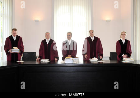 09 mai 2018, l'Allemagne, Karlsruhe : la première chambre civile de la Cour fédérale de justice (BGH), Joern Feddersen (L-R), Wolfgang Schaffert, Thomas Koch (président), Wolfgang Kirchhoff et Christiane Schmaltz, arrivent pour le procès. La Cour suprême fédérale est en train de négocier si la plate-forme de musique Youtube est responsable de la violation des droits d'auteur de leurs utilisateurs. Un producteur de musique a été de poursuivre la filiale de Google pour dix ans. Photo : Uli Deck/dpa Banque D'Images