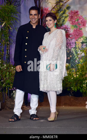 Mumbai, Inde. 08 mai, 2018. L'acteur de Bollywood Akshay Kumar avec sa femme Twinkle Khanna assister à la réception de mariage de l'actrice Sonam Kapoor et Anand Ahuja à hotel Leela Mumbai. Azhar Khan/Alamy Live News Banque D'Images