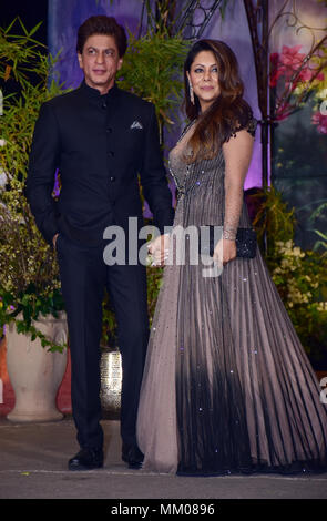 Mumbai, Inde. 08 mai, 2018. L'acteur de Bollywood Shahrukh Khan avec femme Gouri Khan assister à la réception de mariage de l'actrice Sonam Kapoor et Anand Ahuja à hotel Leela Mumbai. Azhar Khan/Alamy Live News Banque D'Images