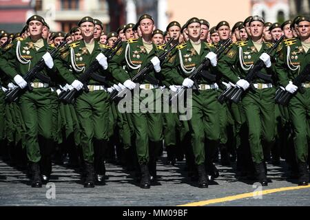 Moscou, Russie. 9 mai, 2018. Les soldats russes mars pendant la parade de la victoire à Moscou, Russie, le 9 mai 2018. Le 73e anniversaire de la victoire sur l'Allemagne nazie lors de la Seconde Guerre mondiale a été marquée ici mercredi. Credit : Evgeny Sinitsyn/Xinhua/Alamy Live News Banque D'Images