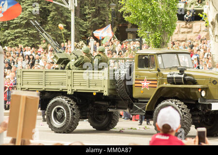 Les gens de Donetsk DONETSK, république. 9 mai 2018 : anti-soviétique avec la piste d'une arme à air gunners sur la rue principale de la ville de Donetsk lors de la Parade de la victoire. Crédit : Un147/Alamy Live News Banque D'Images