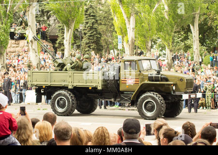 Les gens de Donetsk DONETSK, république. 9 mai 2018 : anti-soviétique avec la piste d'une arme à air gunners sur la rue principale de la ville de Donetsk lors de la Parade de la victoire. Crédit : Un147/Alamy Live News Banque D'Images