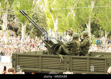 Les gens de Donetsk DONETSK, république. 9 mai 2018 : anti-soviétique avec la piste d'une arme à air gunners sur la rue principale de la ville de Donetsk lors de la Parade de la victoire. Crédit : Un147/Alamy Live News Banque D'Images