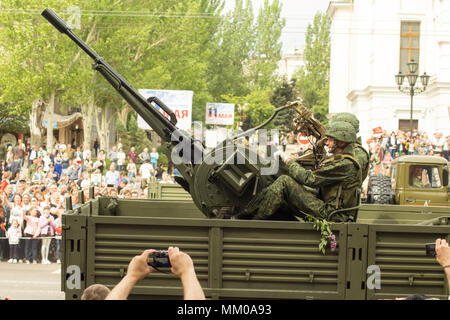 Les gens de Donetsk DONETSK, république. 9 mai 2018 : anti-soviétique avec la piste d'une arme à air gunners sur la rue principale de la ville de Donetsk lors de la Parade de la victoire. Crédit : Un147/Alamy Live News Banque D'Images