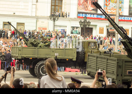 Les gens de Donetsk DONETSK, république. 9 mai 2018 : anti-soviétique avec la piste d'une arme à air gunners sur la rue principale de la ville de Donetsk lors de la Parade de la victoire. Crédit : Un147/Alamy Live News Banque D'Images