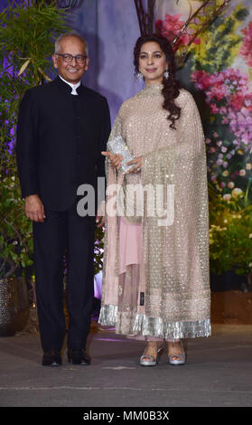 L'actrice Juhi Chawla film indien avec mari Jai Mehta assister à la réception de mariage de l'actrice Sonam Kapoor et Anand Ahuja à hotel Leela Mumbai. Banque D'Images