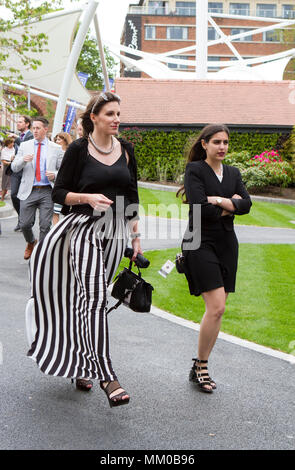 Des femmes de course au festival de mai Bootles, courses de Chester.Chester, Royaume-Uni.9 mai 2018.Le début de la saison des plats commence avec style le jour d'ouverture du festival de mai de Boodevles à l'hippodrome de Chester.Les esprits élevés et les modes fins étaient à l'ordre du jour, alors que les gens se sont empais de cet événement fabuleux sur le calendrier des courses hippiques dans la belle ville de Chester.Crédit : Cernan Elias/Alay Live News Banque D'Images